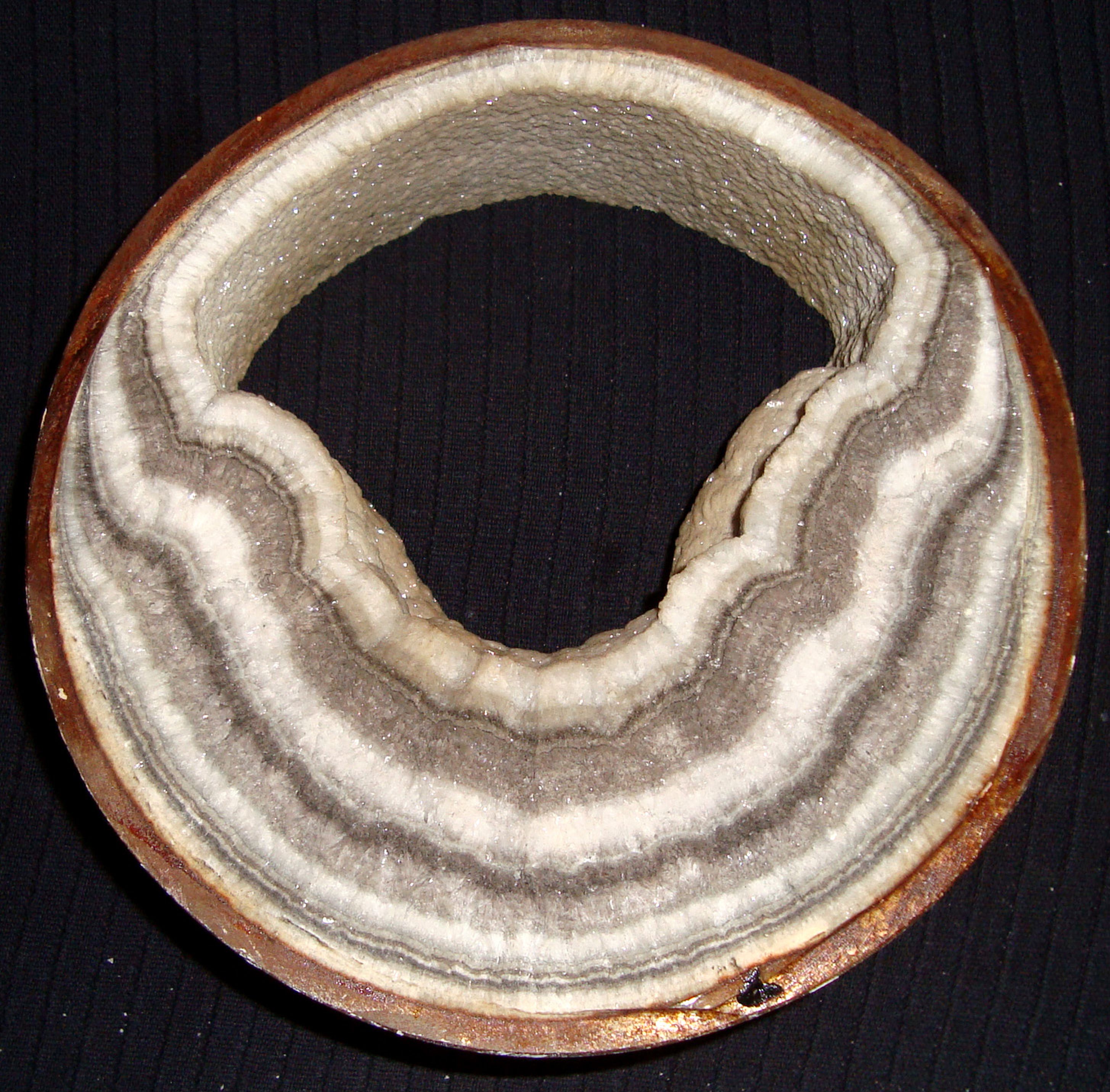 weiße bis rotbraune Ablagerungen; stark vergrößerter Ausschnitt eines verlegten Rohres